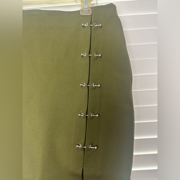 MISSGUIDED green skirt with metal hardware - Picture 5 of 13